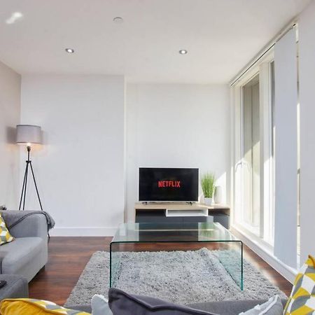 Lovely Apartment - Private Parking - Stadium Views Manchester Exterior photo