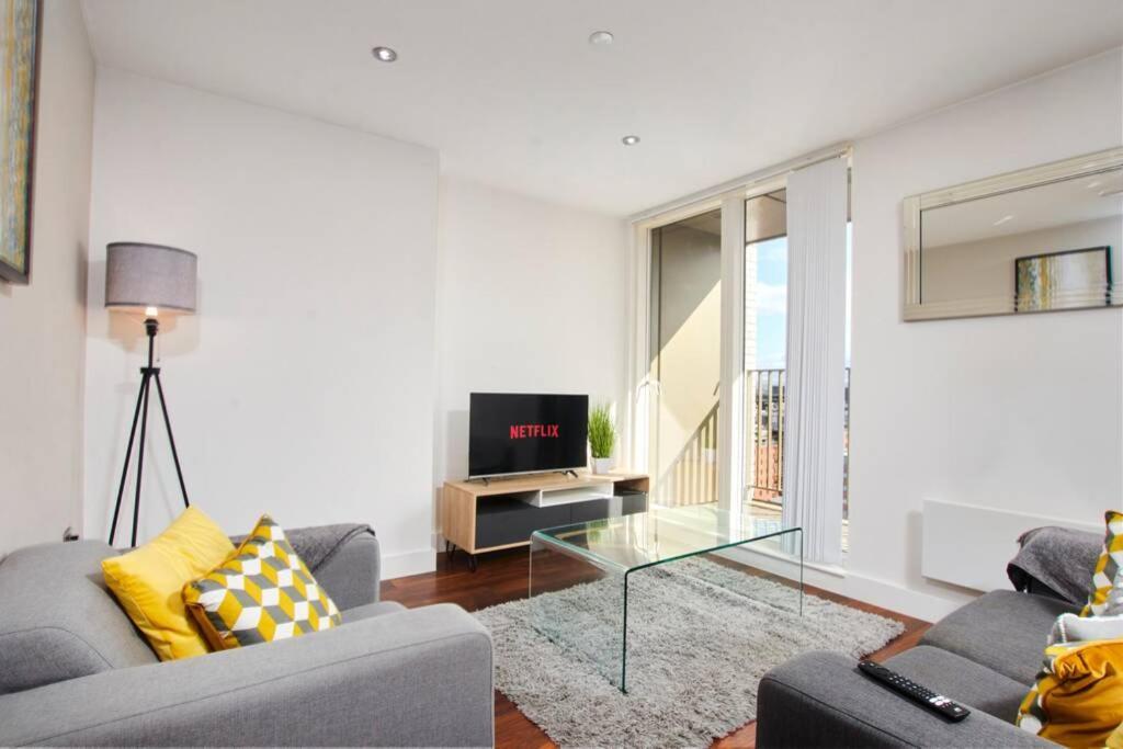 Lovely Apartment - Private Parking - Stadium Views Manchester Exterior photo