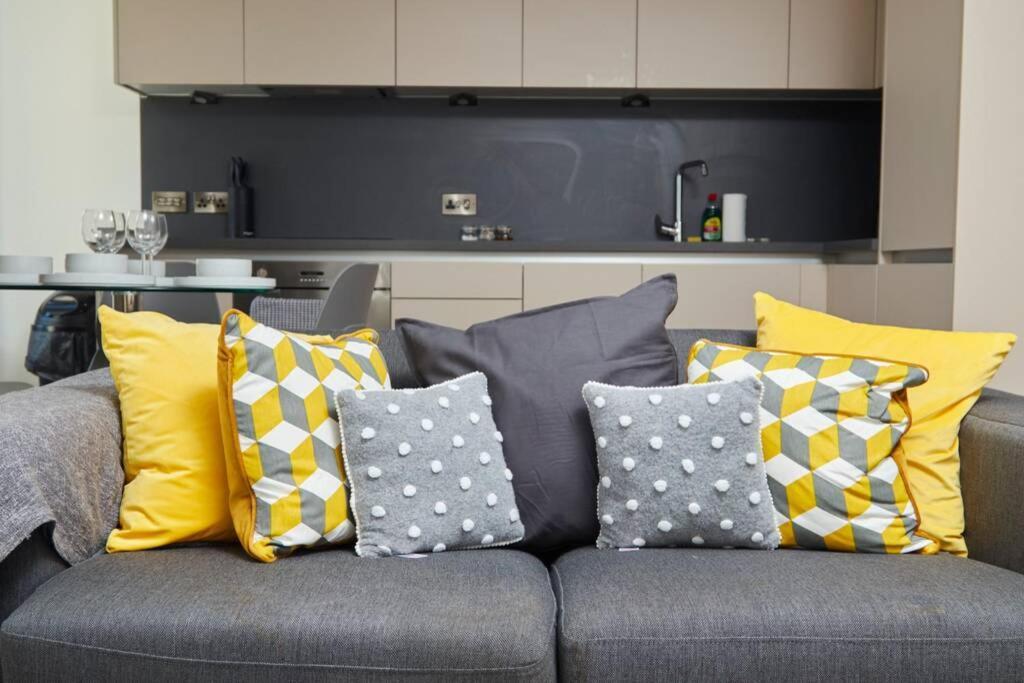 Lovely Apartment - Private Parking - Stadium Views Manchester Exterior photo