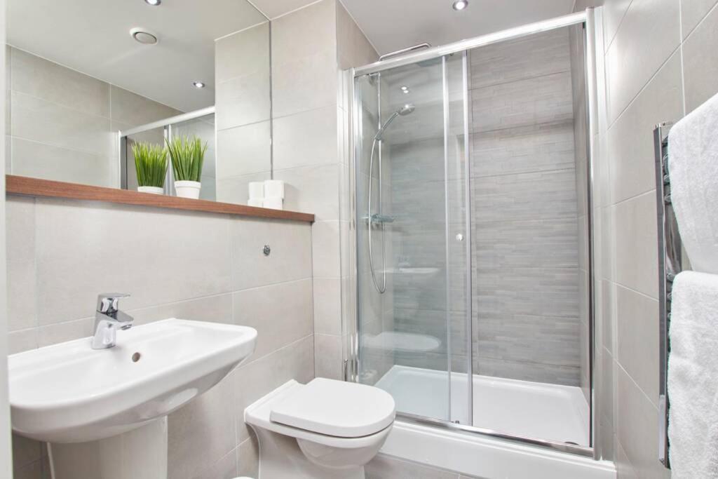 Lovely Apartment - Private Parking - Stadium Views Manchester Exterior photo