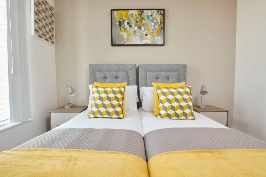 Lovely Apartment - Private Parking - Stadium Views Manchester Exterior photo