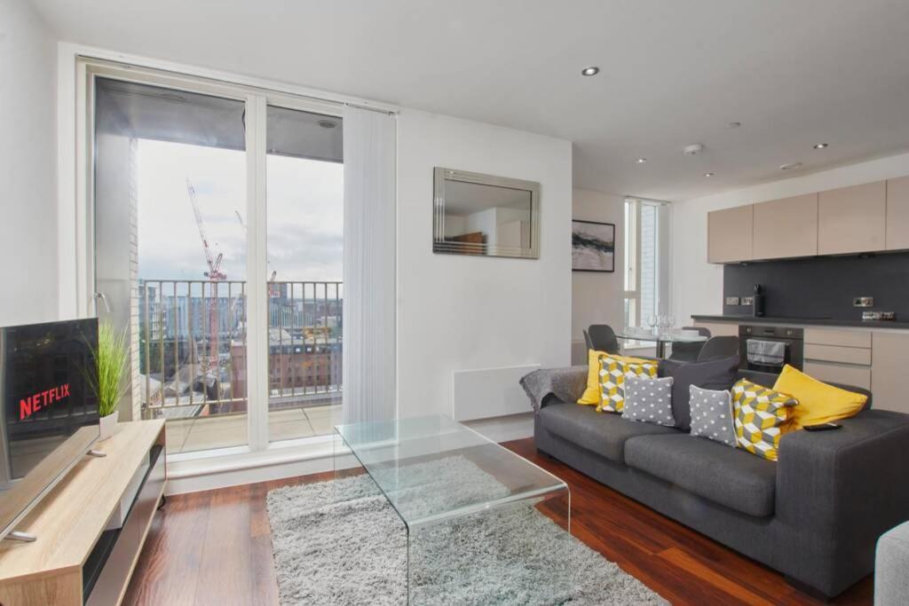 Lovely Apartment - Private Parking - Stadium Views Manchester Exterior photo
