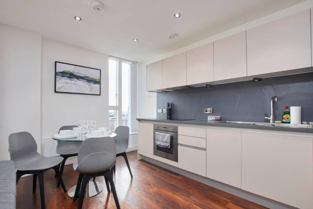 Lovely Apartment - Private Parking - Stadium Views Manchester Exterior photo