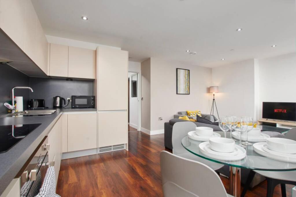 Lovely Apartment - Private Parking - Stadium Views Manchester Exterior photo