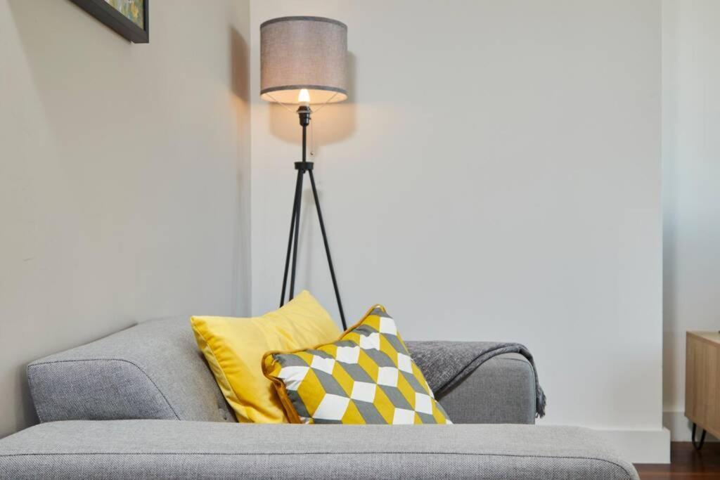 Lovely Apartment - Private Parking - Stadium Views Manchester Exterior photo