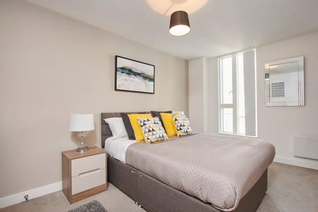Lovely Apartment - Private Parking - Stadium Views Manchester Exterior photo
