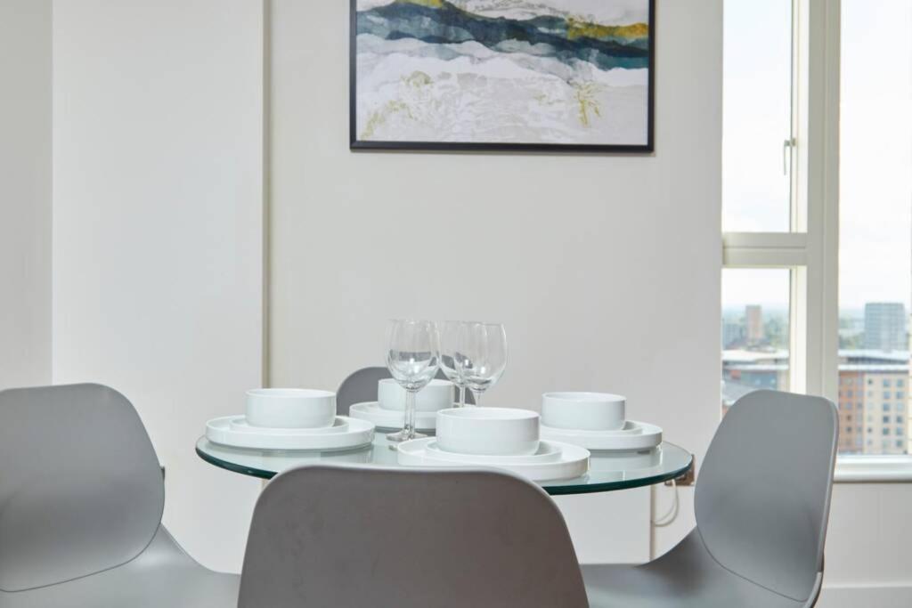 Lovely Apartment - Private Parking - Stadium Views Manchester Exterior photo