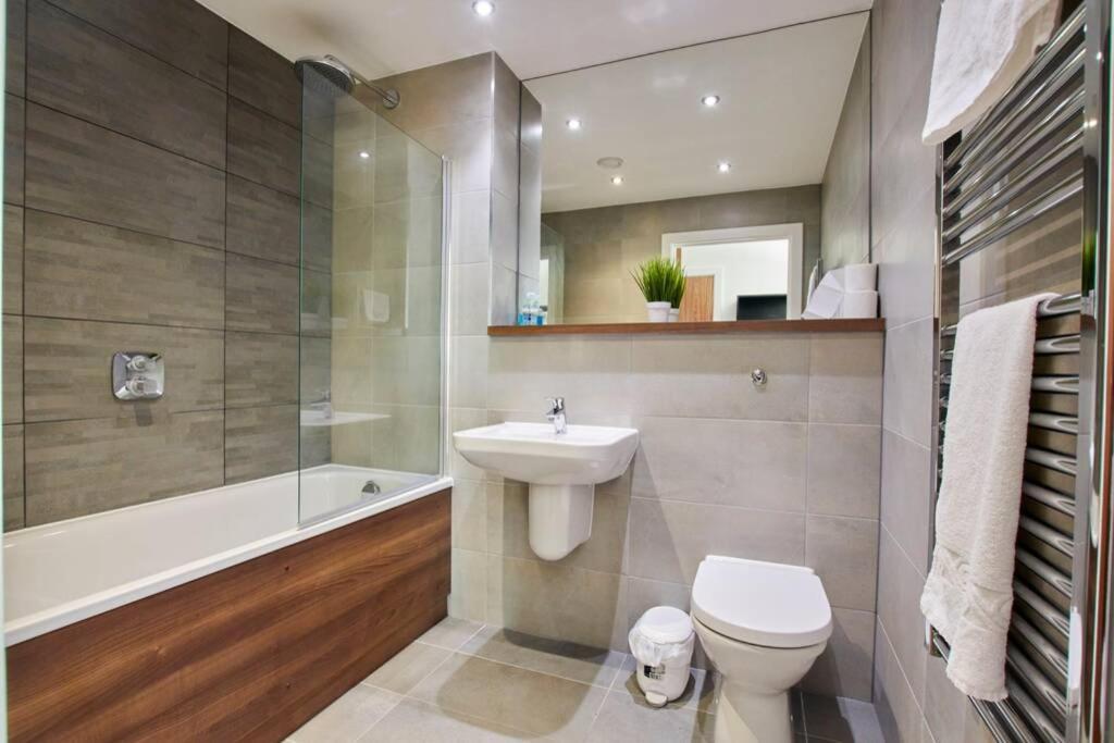 Lovely Apartment - Private Parking - Stadium Views Manchester Exterior photo